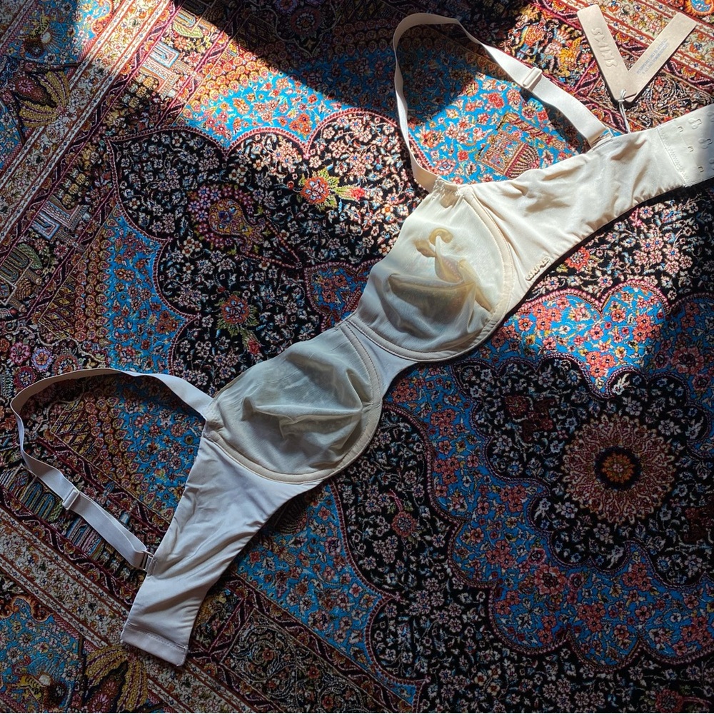 SKIMS No Show Unlined Balconette Bra - Picture 2 of 9
